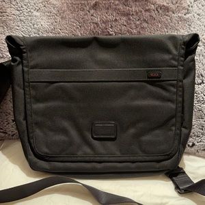 Tumi messenger laptop